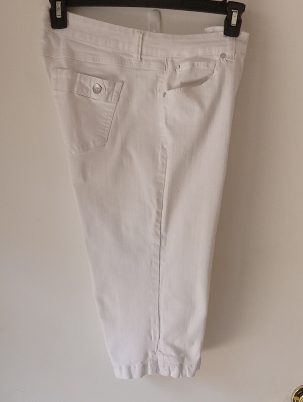Bandalino White Capris Fit